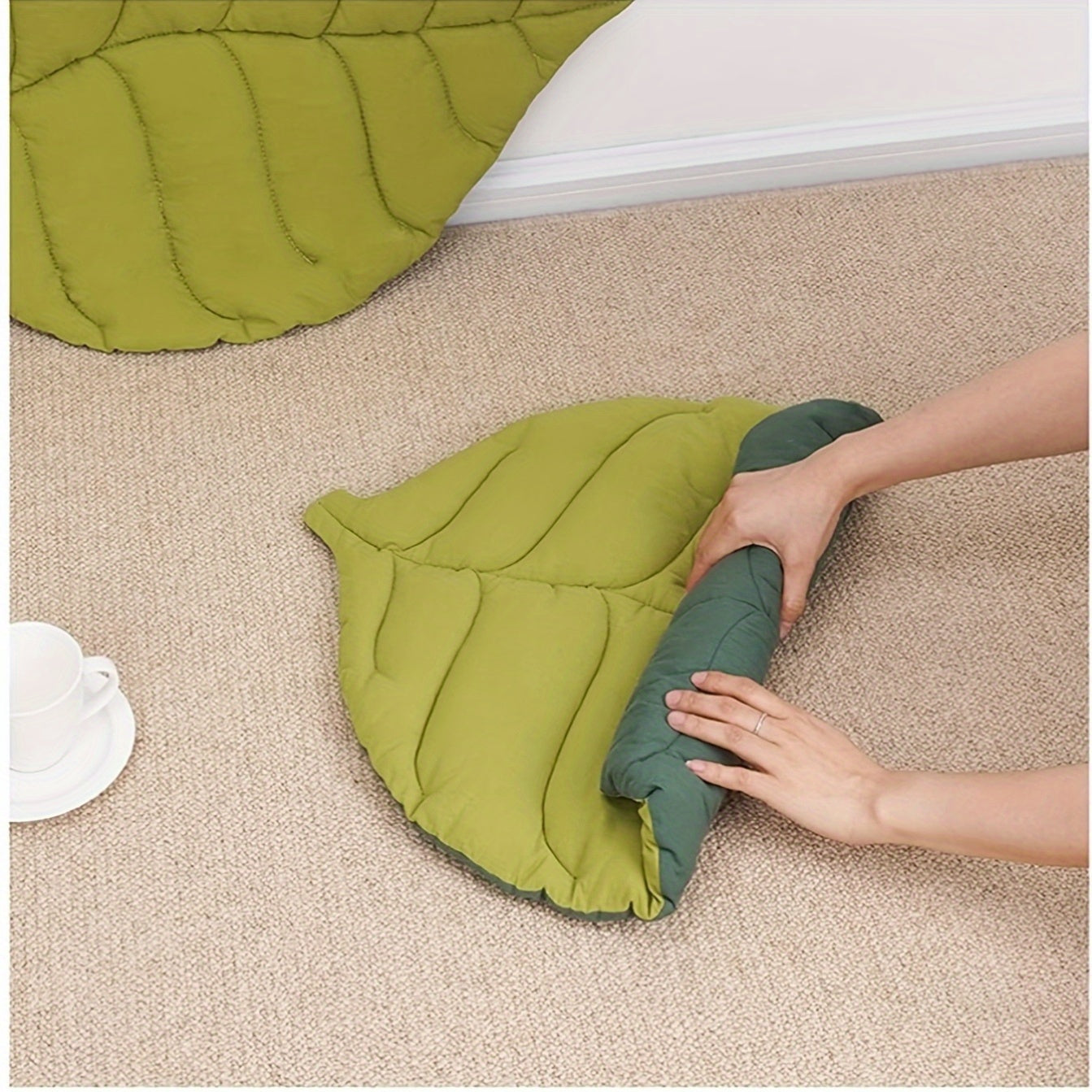 1 Soft Washable Leaf-Shaped Pet Mat for Cats & Dogs, Non-Slip Bite-Resistant Polyester Bed with Removable Cover, Geometric Design Rectangular Sleeping Mat for Comfort and Durability, Sleeping Pad